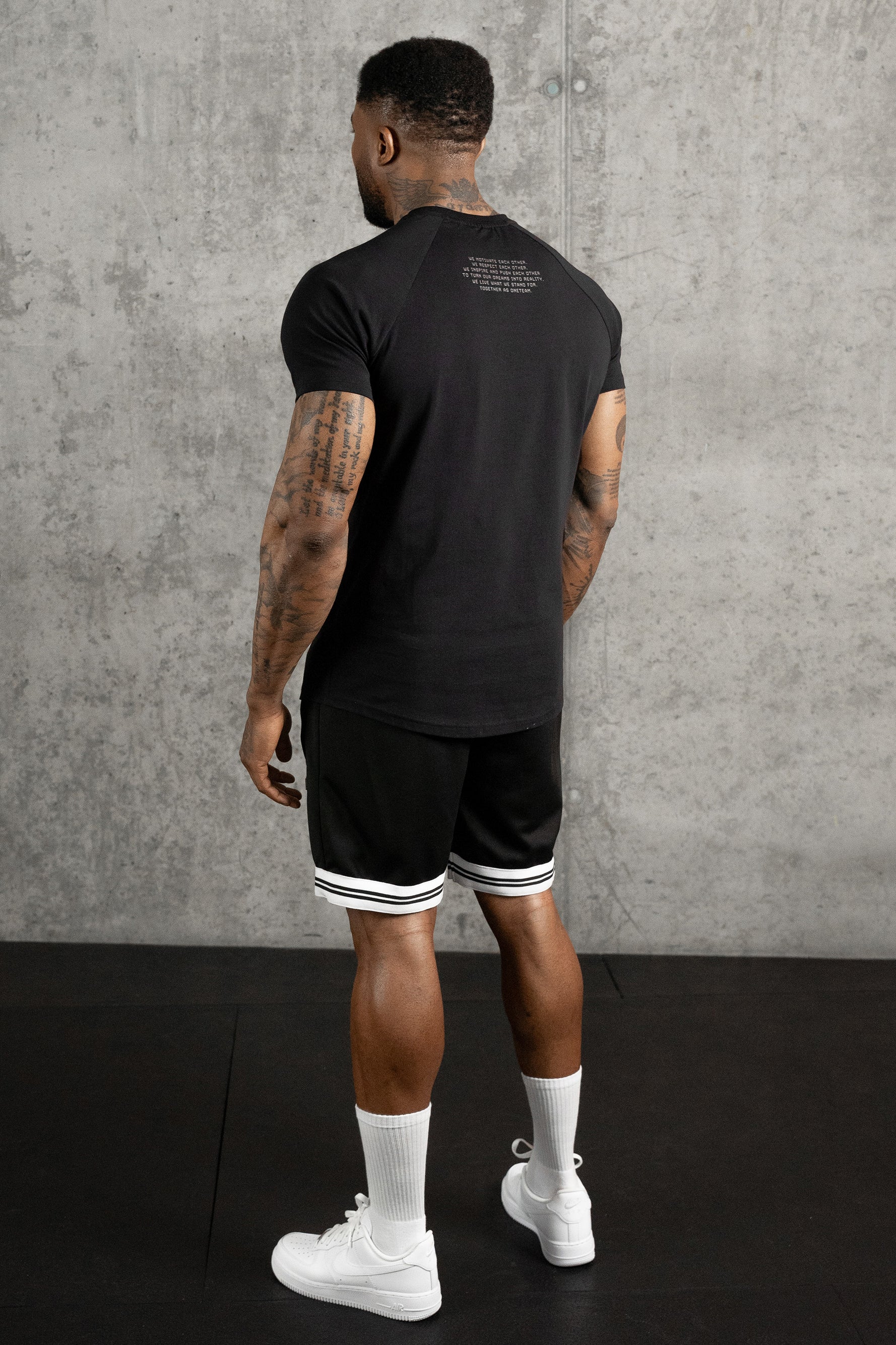 ESSENTIAL TEE