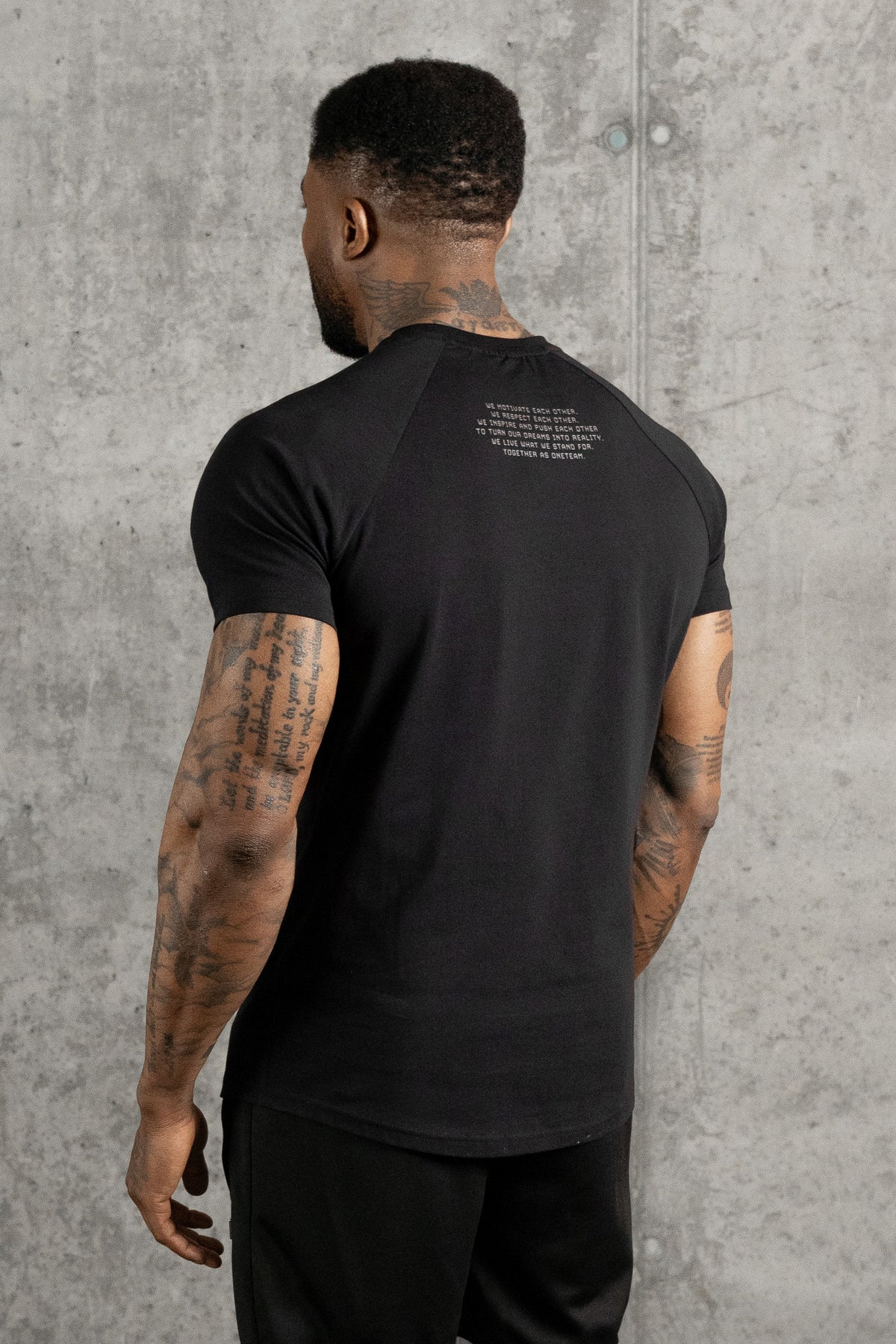 ESSENTIAL TEE