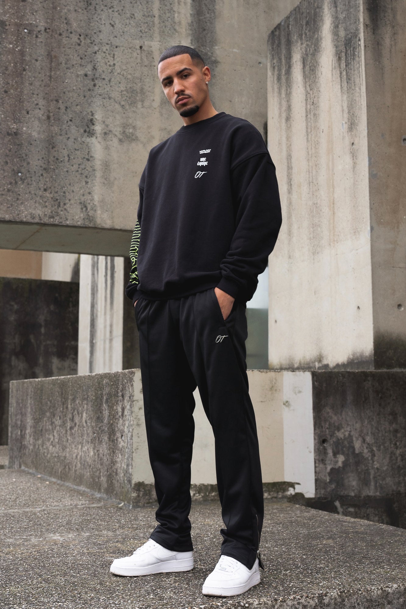 HEAVY UNE ÉQUIPE SWEATER
