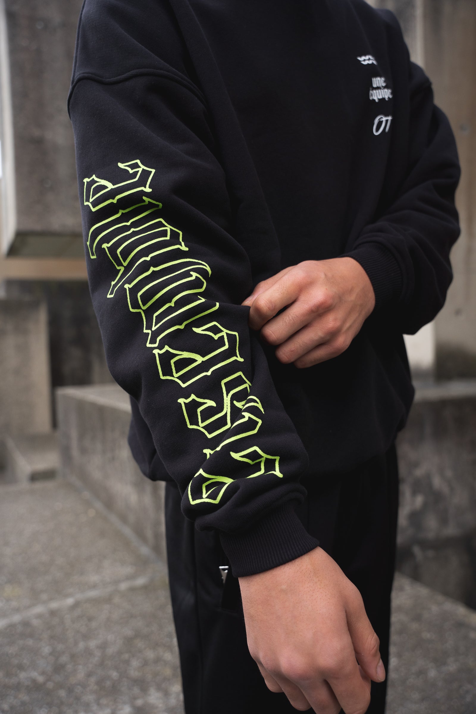 HEAVY UNE ÉQUIPE SWEATER